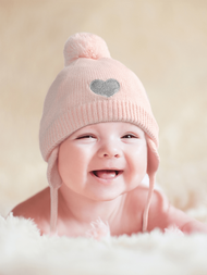 1 件裝嬰幼兒粉紅帽子搭配刺繡心型和護耳帽