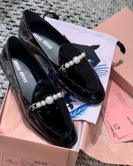 🆕 正品 MIUMIU 最新款珍珠樂福鞋～也可踩跟穿的～這款是復古帶上了柔美氣質！配上施華洛珍珠！合成珍珠！顆顆飽滿，上腳超靚超舒適🤗 size：35 36 36.5 37 37.5 38 39❗️正