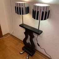 由一架舊三角鋼琴製成的落地燈