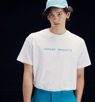 (LEISURE PROJECTS) LEISURE PROJECTS OVERSIZE T-SHIRT เสื้อยืดเเขนสั้นทรง oversize พิมพ์ลาย LOGO "L