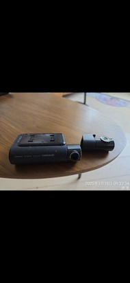 Thinkware Q800 PRO 行車記錄器連外置充電池。