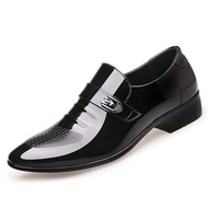 In the fall of men's shoes business men leather embossed shiny and recreational leather shoes set toe head belt buckle dress shoes