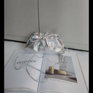 BV 銀色皮革迷你雲朵包 mini pouch