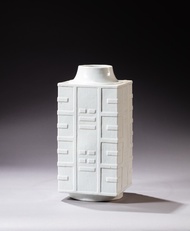 A white-glazed cong-form vase, Qing dynasty, 18th / 19th century | 清十八 / 十九世紀 白釉琮式瓶《大清乾隆年製》或仿款