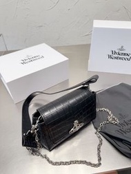 【特價！特價！】💕Vivienne Westwood HAZWL磁釦翻蓋開合鱷魚壓紋飾面 腋下包 單肩包 女款 黑色