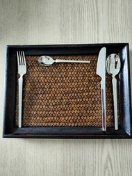 日本高級餐具公司品牌Lucky Wood（幸運木）創立於西元1868年（明治元年），（曾榮獲國際設計獎項）這款高級不銹鋼餐具組，是日本JIS標準認證工廠生產和保證一流產品18-12的高級不鏽鋼材質（只有高級鍋具或餐具才會使用）。Shine 不僅僅是為了美麗，而是為了耐用和清潔。如果不刮擦並用中性洗滌劑清洗後用乾布擦拭，它會shine持續很長時間。目前有叉子/湯匙/餐刀三款，數量為各四只，(咖啡/茶匙僅有兩支）標示為每只單價，歡迎提問，最後一張商品照是日幣售價，每支都是近$300台幣起跳！