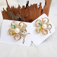 Flower brooch with five-colored stones.