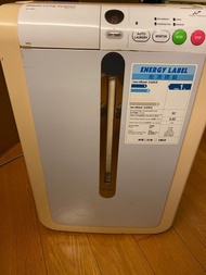 日立抽濕機。8.8公升。開到用到全正常。只係裉色。香港家中必備。Dehumidifier 耐用易清必備良物。Hitachi Dehumidifier 有圖！抽吖抽，讓這濕抽，濕氣通通带走，管濕氣是谁！