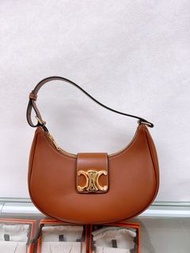 Sold (尖沙咀門市💖) 近新 Celine triomphe ava medium 凱旋門腋下包