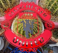 manchester united โลโก้แมนเชสเตอร์ยูไนเต็ด เหล็กตัดเลเซอร์ ขนาด 30*30 cm. ทำสีแดง  ผีดำ ใช้สีพ่นรถยน