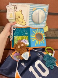 睇内文_無法閱讀互BLOCK，thz🌟 ［代購售$250+］歐美全新正版 小熊維尼床圍 兼 布書 、牙膠、安全鏡等多功能嬰兒玩具 好餓的毛毛蟲床圍 ❤️‍🔥 出口外國、樹葉嬰兒車掛 💕日本正版排球少年