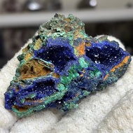 安徽藍銅礦共生孔雀石原石礦標～增強溝通與表達能力、提升靈感與創意、促進心靈清晰與覺察、舒緩情緒與壓力。清晰思緒，激發靈感，並有助於平靜心靈、化解負面情緒和壓力