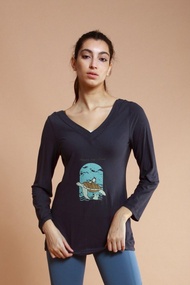 asana eco 生態意識系列-前後深V領長袖上衣-深藍/海龜