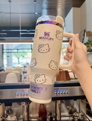 Stanley x Hello Kitty 聯名巨無霸吸管保溫杯 大容量不鏽鋼水壺 戶外旅行杯