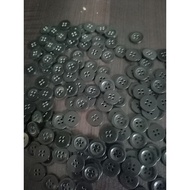 dijual by set ..1set10pcs butang blouse hitam atau putih saiz 1.5cm
