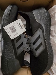 adidas Ultraboost 22 全黑