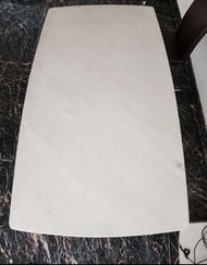 白色大理石餐桌