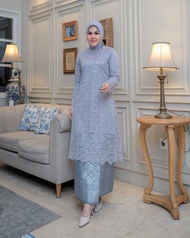 Kebaya Modern Brokat Elegan dengan Motif Floral - Warna Lilac/Abu-abu/Biru - Gaya Batik Couple