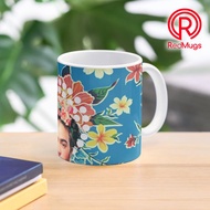 Mug Kopi Frida Kahlo print, flowers, color on blue Mexican tablecloth Classic Mug