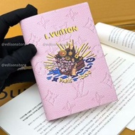 LV x Nigo聯名粉色護照夾