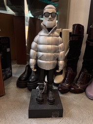 時尚品牌 Moncler（盟可睞） 於 2017 年在香港舉辦「Destination Hong Kong」藝術活動時所推出的官方限量版形象公仔，名為 「Mr. Moncler」這款公仔身高約為 19