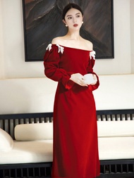 ชุดเดรสยาวผ้ากำมะหยี่สีแดงสไตล์ฝรั่งเศส JUJU ชุดราตรีแขนยาวเอวสูง กระโปรงทรงเอ ผ้ากำมะหยี่สีแดง ชุดแ