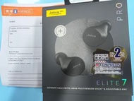 全新預訂2 日(可就附近fortress 取機）-JABRA 捷波朗 Elite 7 Pro 🌟全新fortress 行貨, 原厰保養2 年。JABRA 捷波朗 Elite 7 Pro 真無線耳機 (闇黑色)  JABRA 捷波朗 Elite 7 Pro 真無線耳機 (闇黑色) ”主動降噪(ANC)模式下，電池一次充電可使用9小時