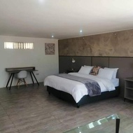 โรงแรม Room 1 of 8 Cozy Suites at The Hilltop Guesthouse - ฮาราเร