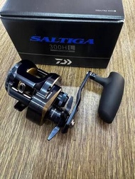 全新2025日版 Daiwa Saltiga / 300HL 雙軸絞 / 慢拖 / 鐵板 Reel