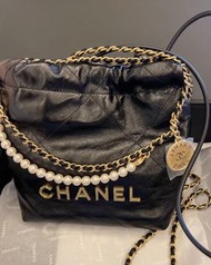 CHANEL MINI BAG 22 HAMDBAG 珍珠垃圾袋 抽繩開合珍珠鍊 鏈條 閃亮小牛皮 水桶包 單肩斜孭袋 迷你 黑色｜AS3980-B10672-94305｜全新正版正貨