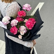 10朵康乃馨混合花束 黑色時尚媽咪款 / 鮮花 母親節 送禮 紀念日