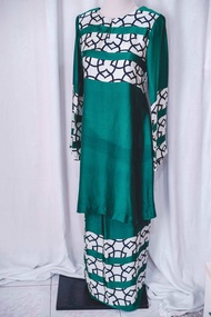 [PRELOVED] BAJU KURUNG MODEN BATIK ABSTRAK SAIZ S EMERALD KAIN SUSUN BELAKANG ROYAL SATIN VALENTINO 