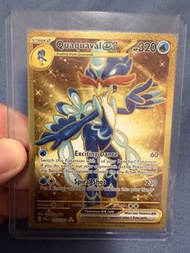 寶可夢集換式卡牌遊戲 (Pokémon TCG) 中的 狂歡浪舞鴨 ex (Quaquaval ex) 金卡。卡牌資訊：這張卡出自《朱&紫》系列第2彈「寶可夢中心」擴充包 《帕底亞進化》 (Palde