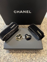 💕 Chanel 聖誕包裝 黑色 心心 扣 山茶花 charm 絨布 絲帶  可改裝為 髮圈 頭飾 胸針 吊墜 禮物 24C 25C 2023年