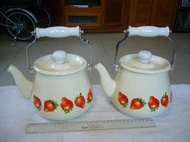 茶壺(3)~早期印花琺瑯茶壺.水壺~台製~草莓圖案~KOBE~容量約2000CC~單個價格~隨機出貨~懷舊.擺飾.道具