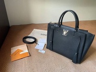 Louis Vuitton LV Lockme Bag Noir handbag tote bag 袋 包 手袋