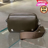 🎉新品好折扣✨Loewe 小型柔韌粒面小牛皮 Pebble 郵差包 苔原色﻿