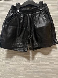 仿皮短褲