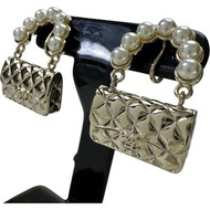 CHANEL Matelasse 手袋圖案仿珍珠金屬耳環，15.3 克，B21，小號（2021 年），女士