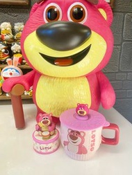 ‼️[現貨] ‼️🍓 勞蘇🍓 Lotso音樂盒🍓 Toy story 🍓 草莓熊#三眼仔#巴斯光年#胡迪#史迪仔 #Pixar #Toy Story#草莓熊#熊抱哥＃皮克斯 #勞蘇Figure #HE