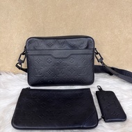 ［ 專櫃10萬找500 ］LV Trio黑牛皮三合一郵差包 晶片款