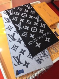 🌟香港免運🌟LV Essential 雙面Monogram圍巾Outlet正品 34x186cm 品質保障