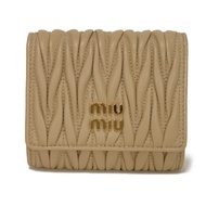 MIUMIU Matelassé Compact Wallet，當前款，褶皺三折錢包，米色，RFID，IC晶片，鈔票夾，卡包，零錢包，成色極佳，金屬Logo，大豆綠，三折錢包，5MH033 AFPP 