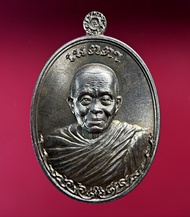 หลวงพ่อคูณ วัดบ้านไร่ รุ่น “เมตตา” พิมพ์จีวรห่มคลุม เนื้ออัลปาก้า เลข 3564 สร้างเพียง 5999 เหรียญ ปี