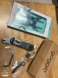 gogoro 鋁合金 原廠手機架全新品 （照片最末張手指比處支架本體有個擦傷掉漆）附X-GUARD手機包覆座（注意此手機包覆座只能於4.4～6.5吋的手機！太大不能裝（外收納牛皮紙盒有黏膠帶！紙盒不新！不在意再買