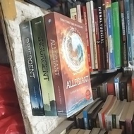 Novel Trilogy DIVERGENT by Veronica Roth