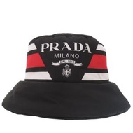 全新 Prada Re Nylon 印花寬簷漁夫帽，聚酯纖維/聚醯胺混紡，黑色，尺寸 0673。 [二手]