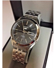 SEIKO 5 Automatic Men's Watch รุ่น SNKL23K1 - สายแสตนเลสสีเงิน หน้าปัดสีดำ - มั่นใจ ของแท้ 100% รับประกันสินค้า 1 ปี