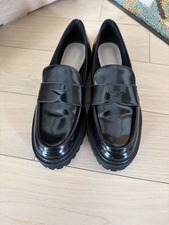 CHARLES & KEITH 黑色漆皮厚底樂福鞋