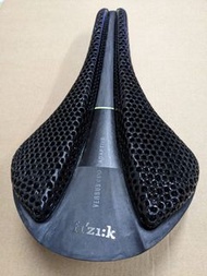 全新(無盒)  清貨 大特價 現貨 Fizik Antares Versus Evo 00 Adaptive - 3D打印 碳軌座位 3D-Printed Carbon Saddle 闊版 Large